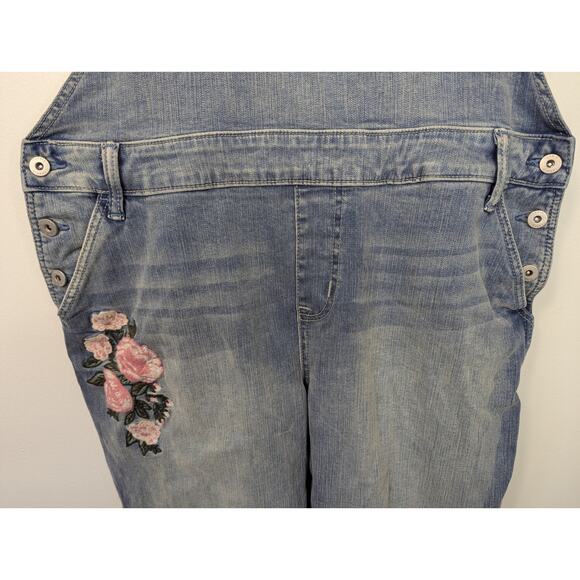 NWT Torrid Floral Embroidered Vintage Stretch Crop Overalls in Medium Wash - Picture 4 of 9